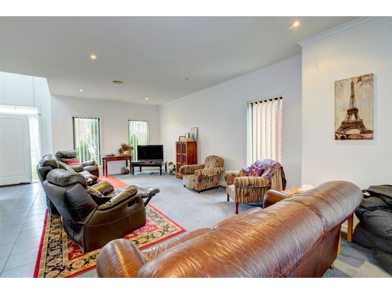 10 Ayrvale Avenue, Lake Gardens VIC 3355