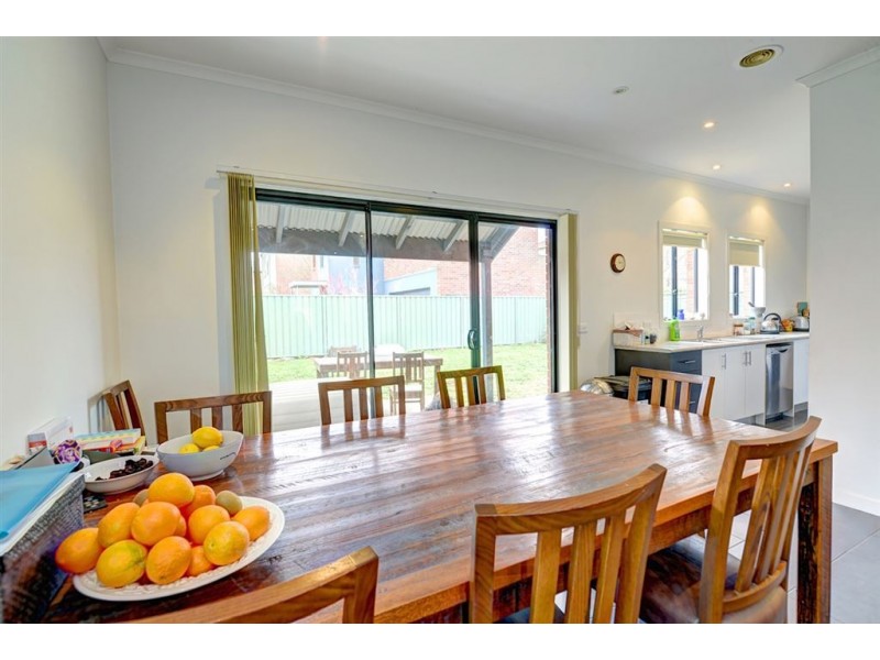 10 Ayrvale Avenue, Lake Gardens VIC 3355