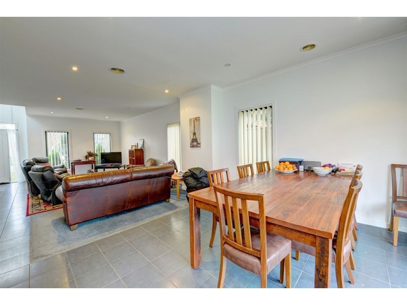 10 Ayrvale Avenue, Lake Gardens VIC 3355