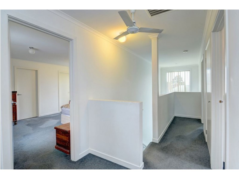 10 Ayrvale Avenue, Lake Gardens VIC 3355