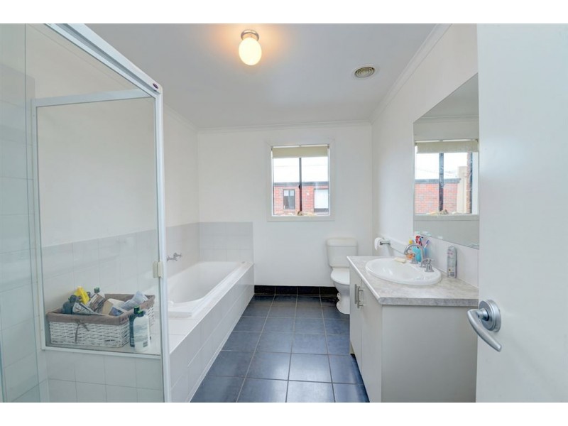 10 Ayrvale Avenue, Lake Gardens VIC 3355