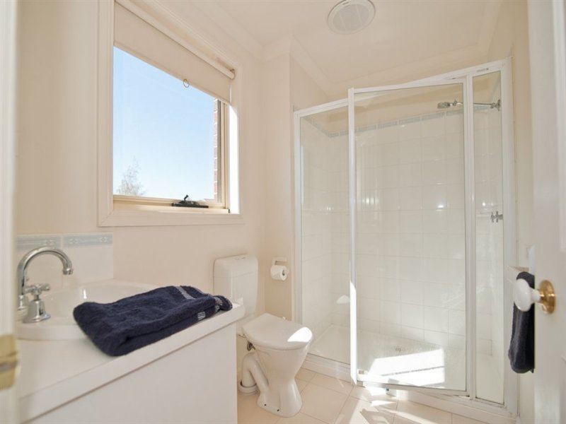 22 Ayrvale Avenue, Lake Gardens VIC 3355