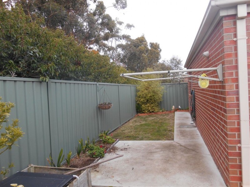 14 Parbury Ave, Lake Gardens VIC 3355