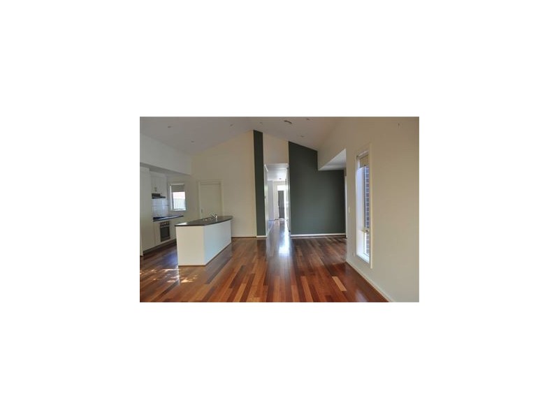 8 McPhie Place, Lake Gardens VIC 3355