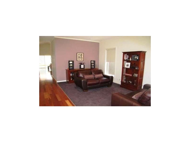 8 McPhie Place, Lake Gardens VIC 3355