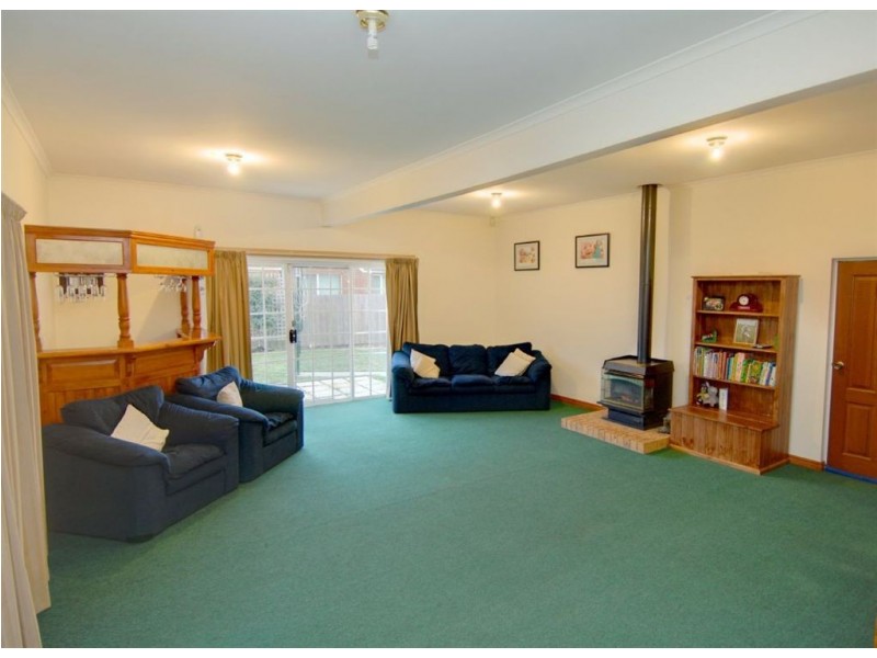 37 Rowan Parade, Wendouree VIC 3355