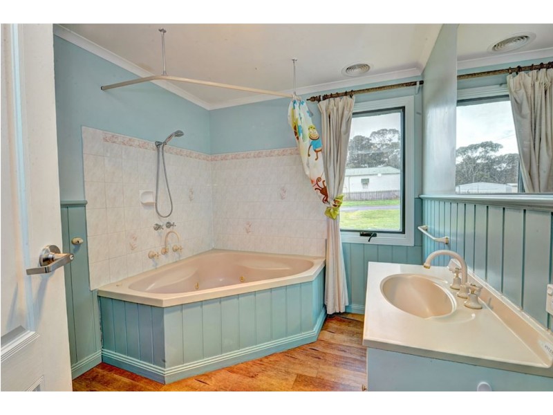 1/102 Warrenheip Street, Buninyong VIC 3357