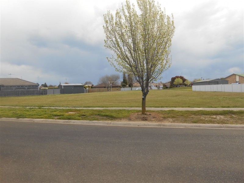 16 Redford Drive, Wendouree VIC 3355