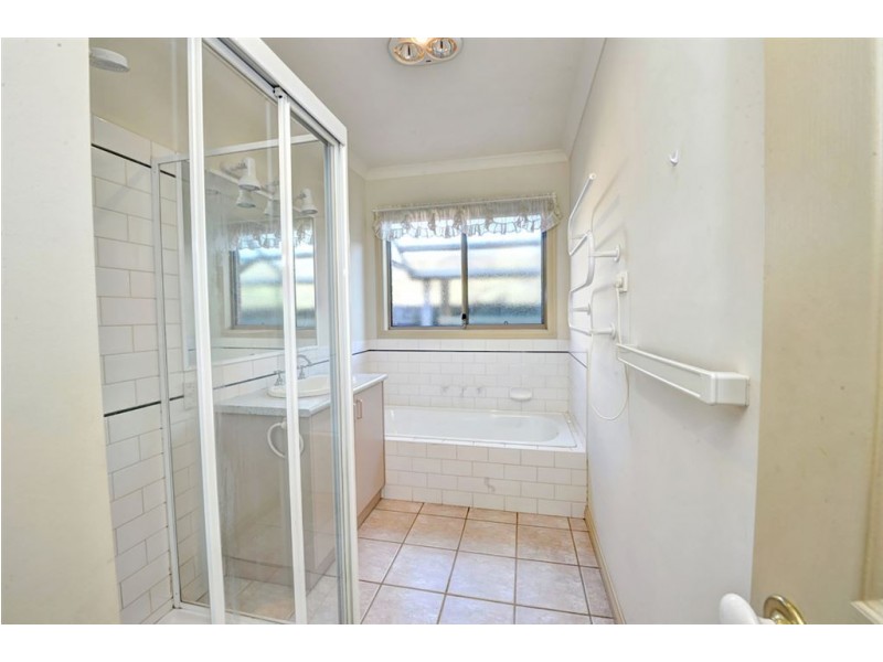 2/4 Learmonth Street, Alfredton VIC 3350