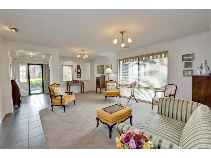 65 Faversham Avenue, Lake Gardens VIC 3355