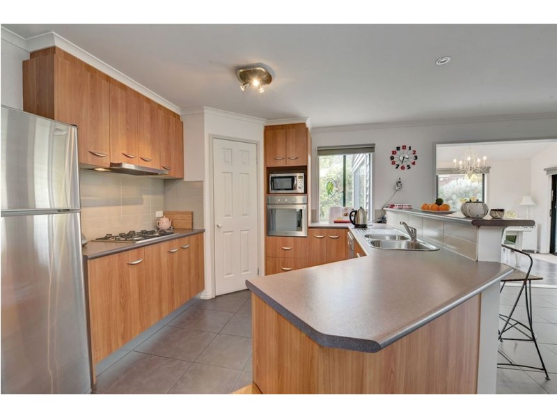 65 Faversham Avenue, Lake Gardens VIC 3355