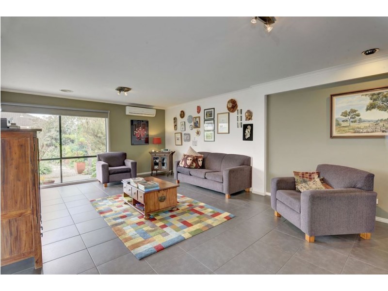 65 Faversham Avenue, Lake Gardens VIC 3355