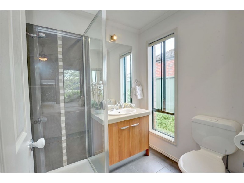 65 Faversham Avenue, Lake Gardens VIC 3355