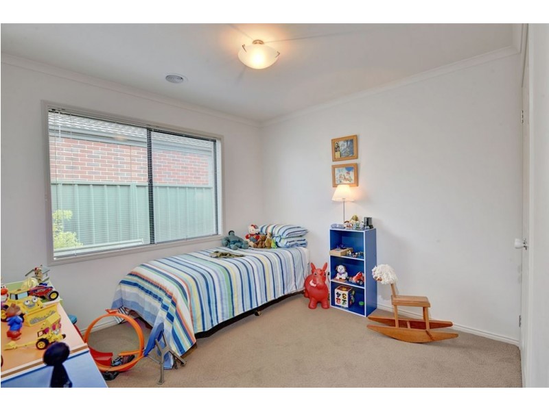 65 Faversham Avenue, Lake Gardens VIC 3355