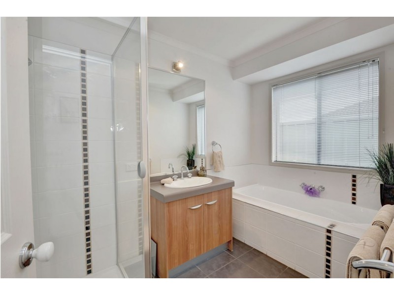 65 Faversham Avenue, Lake Gardens VIC 3355