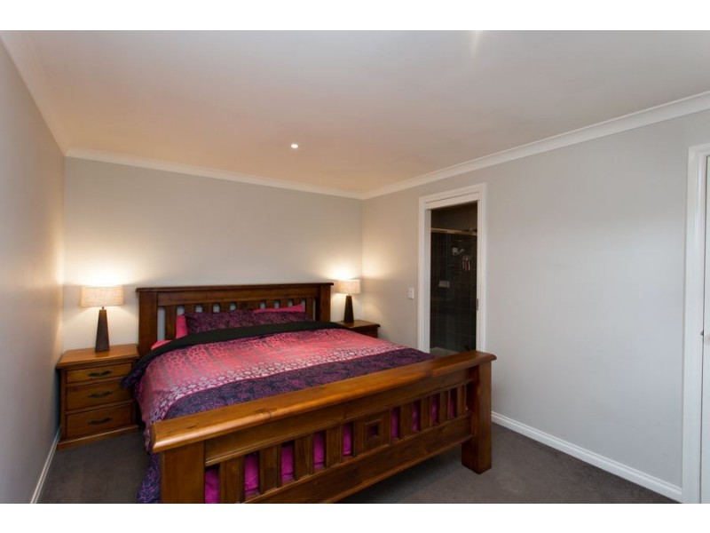 73 McNulty Drive, Wendouree VIC 3355