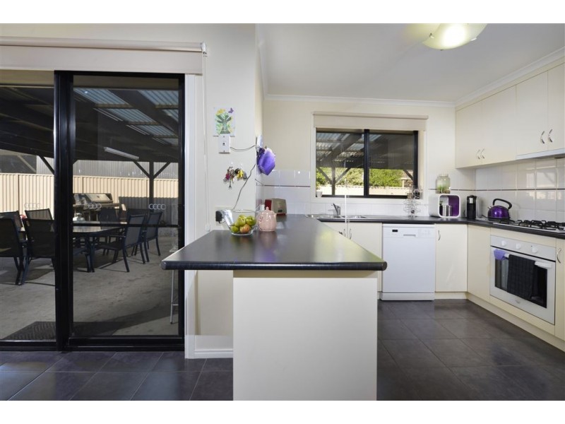 6 Menhennet Drive, Delacombe VIC 3356