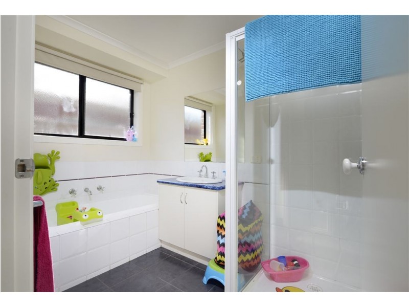 6 Menhennet Drive, Delacombe VIC 3356