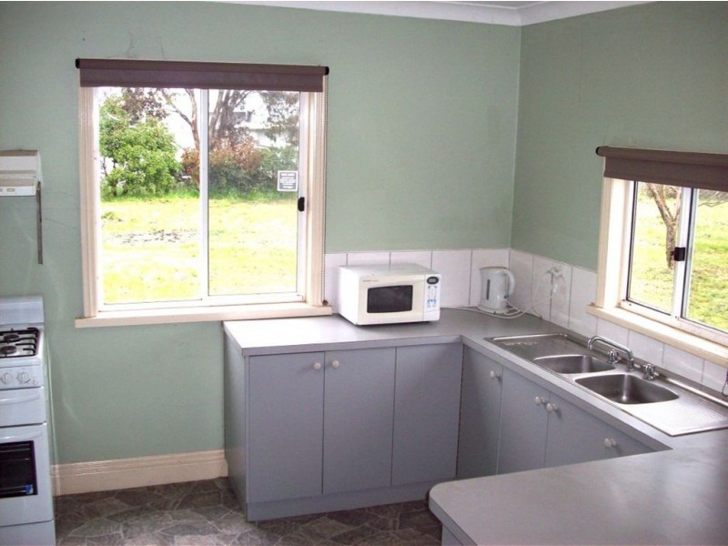 28 Railway Parade, Creswick VIC 3363