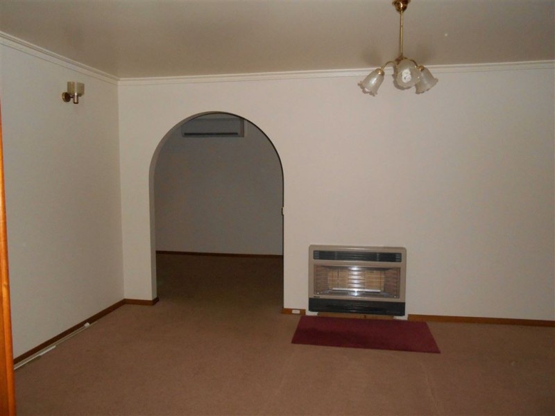 17 Gladstone Street, Sebastopol VIC 3356