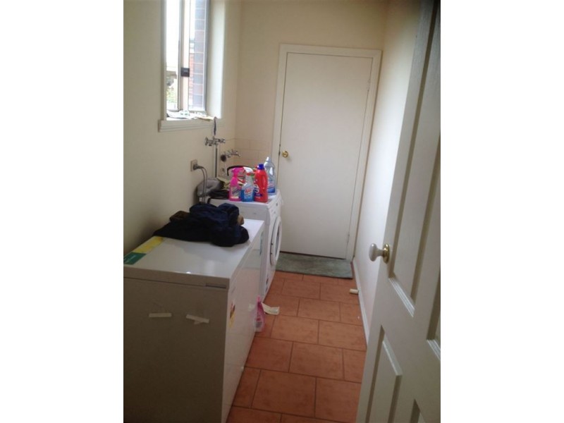 2/24 Queen Victoria Street, Newington VIC 3350