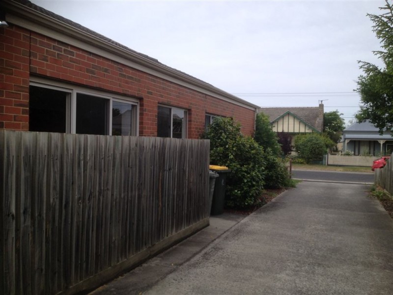 2/24 Queen Victoria Street, Newington VIC 3350