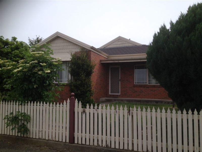 2/24 Queen Victoria Street, Newington VIC 3350