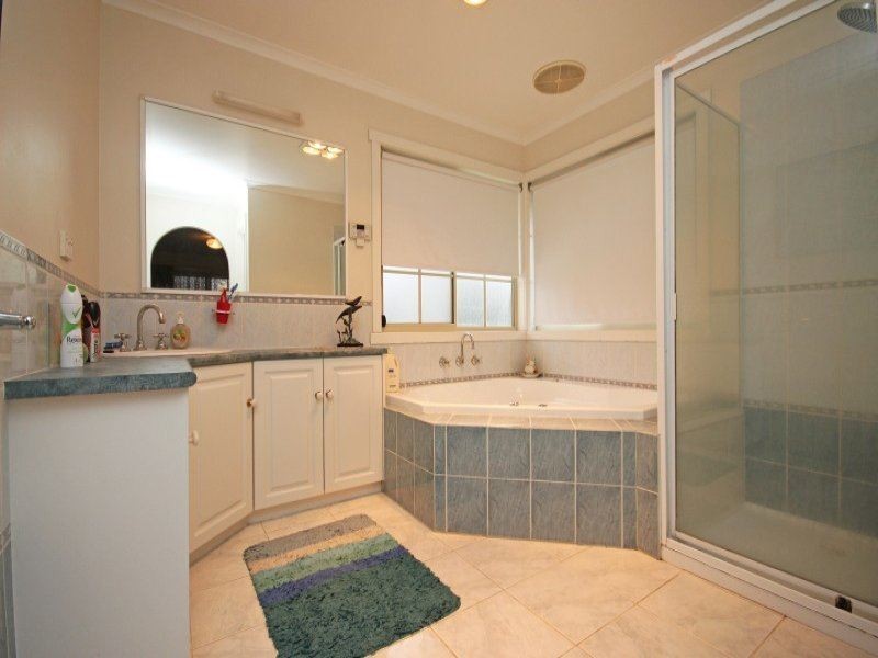 10 The Avenue, Delacombe VIC 3356