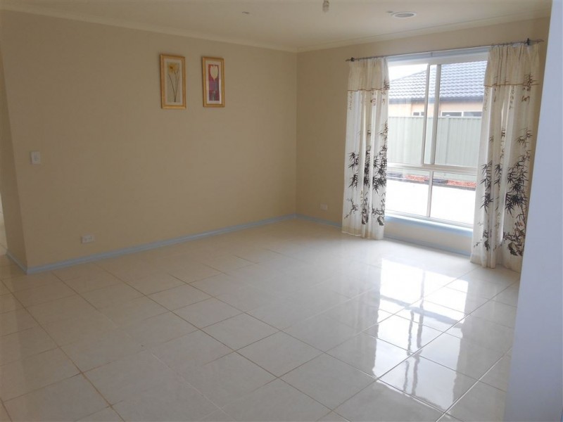 10 Hodge Street, Miners Rest VIC 3352