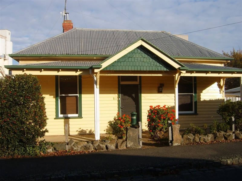 33 Little Clyde Street, Soldiers Hill VIC 3350
