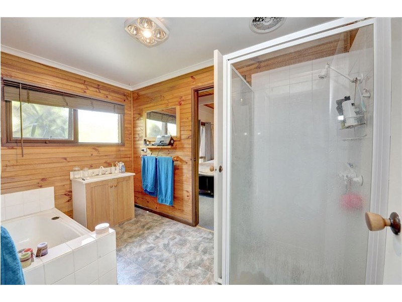 12 Jones Avenue, Mount Clear VIC 3350