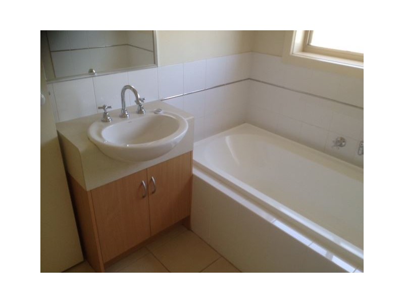 24 Taunton Place, Lake Gardens VIC 3355