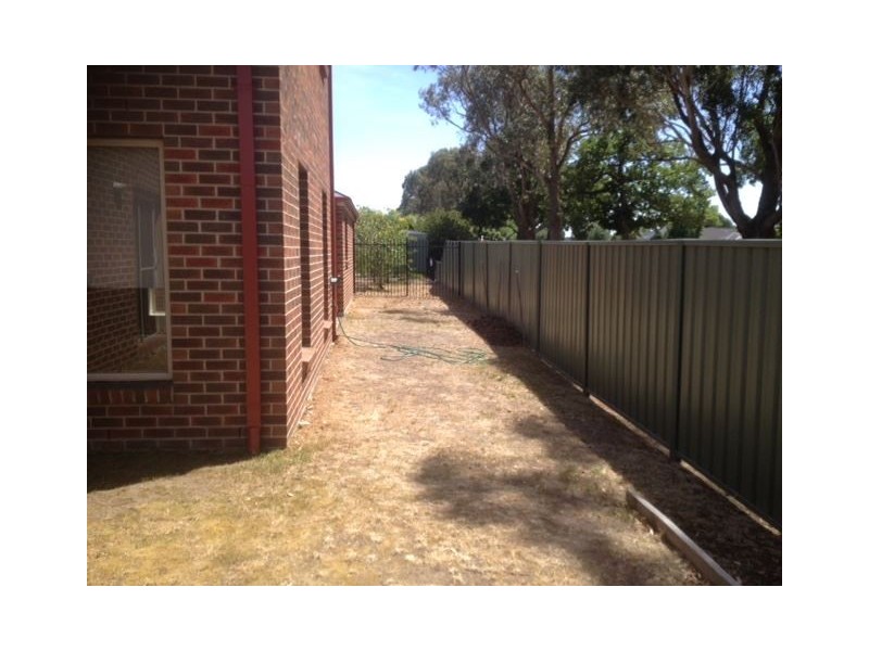 24 Taunton Place, Lake Gardens VIC 3355