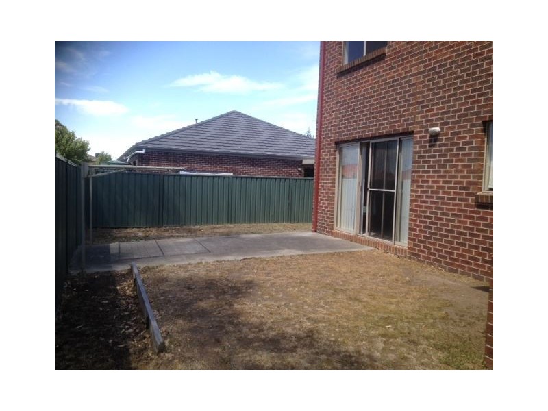 24 Taunton Place, Lake Gardens VIC 3355