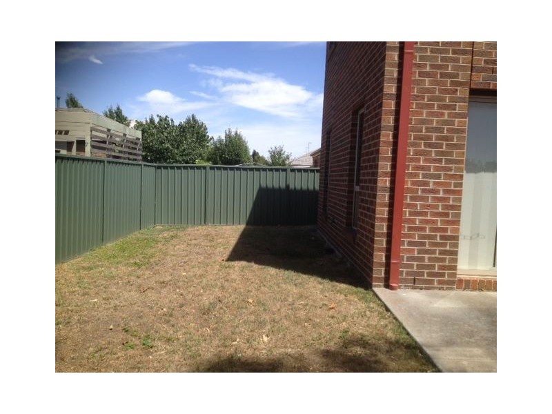 24 Taunton Place, Lake Gardens VIC 3355