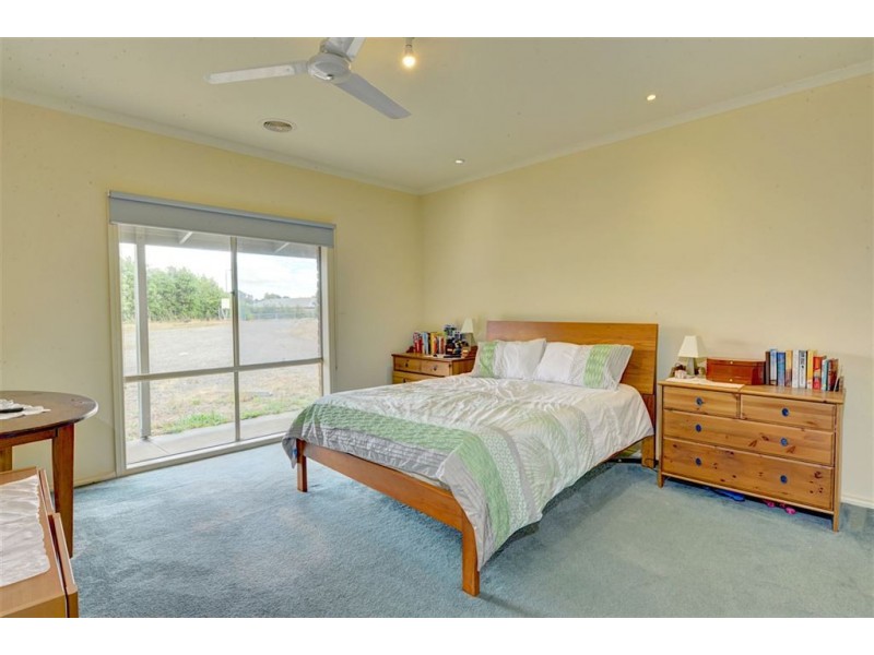 19 Lyttle Crescent, Cardigan Village VIC 3352