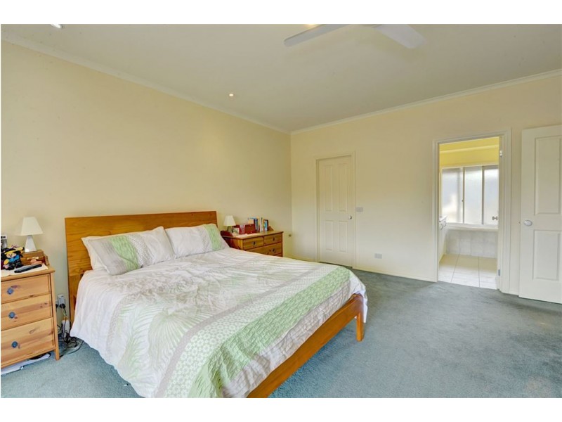 19 Lyttle Crescent, Cardigan Village VIC 3352