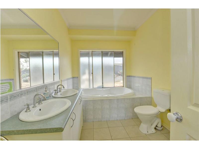 19 Lyttle Crescent, Cardigan Village VIC 3352