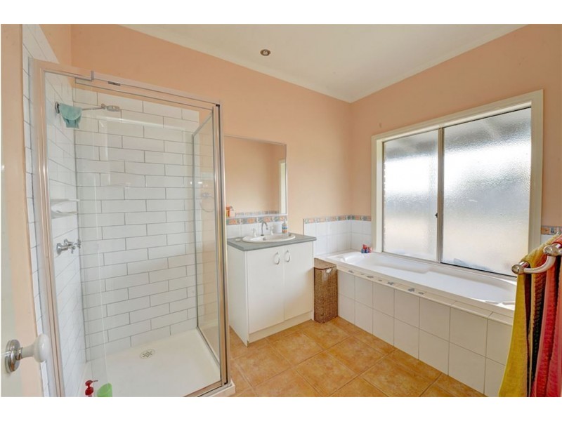 19 Lyttle Crescent, Cardigan Village VIC 3352