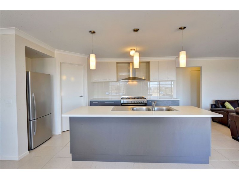 8 Diamond Drive, Cardigan Village VIC 3352