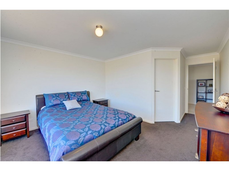 8 Diamond Drive, Cardigan Village VIC 3352