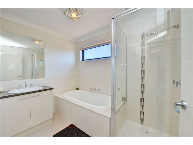 8 Diamond Drive, Cardigan Village VIC 3352