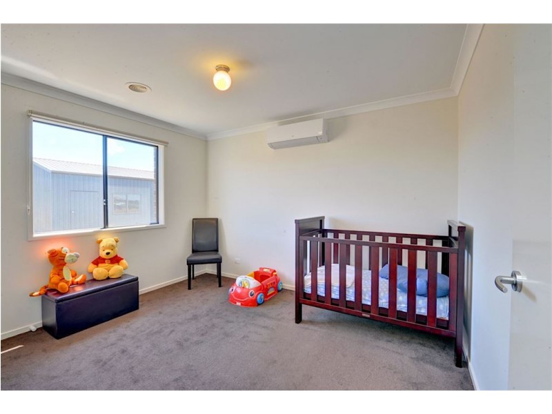 8 Diamond Drive, Cardigan Village VIC 3352