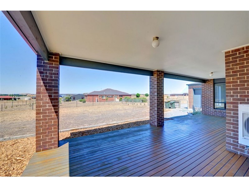 8 Diamond Drive, Cardigan Village VIC 3352