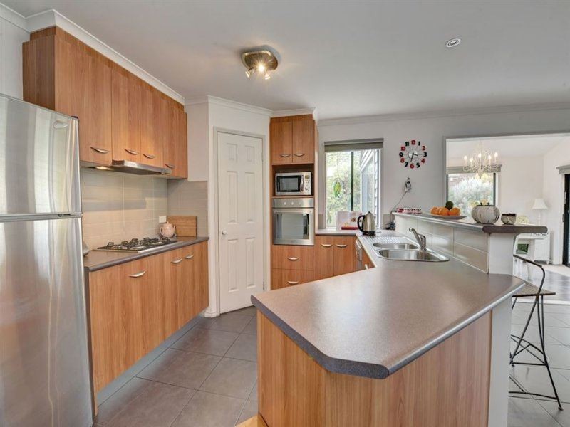 65 Faversham Ave, Lake Gardens VIC 3355