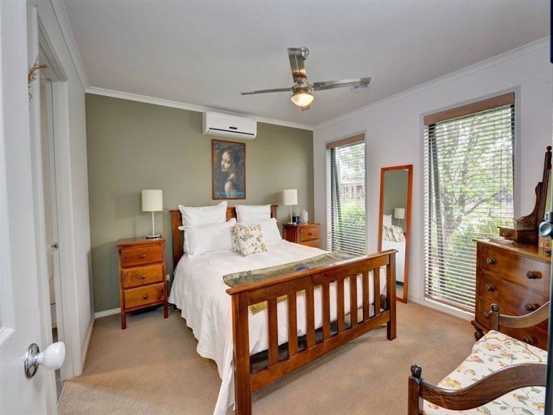 65 Faversham Ave, Lake Gardens VIC 3355