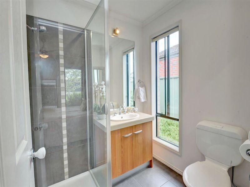 65 Faversham Ave, Lake Gardens VIC 3355