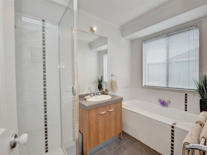 65 Faversham Ave, Lake Gardens VIC 3355