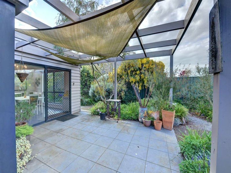 65 Faversham Ave, Lake Gardens VIC 3355