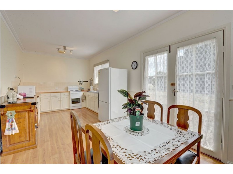 51 Linton-Piggoreet Road, Linton VIC 3360